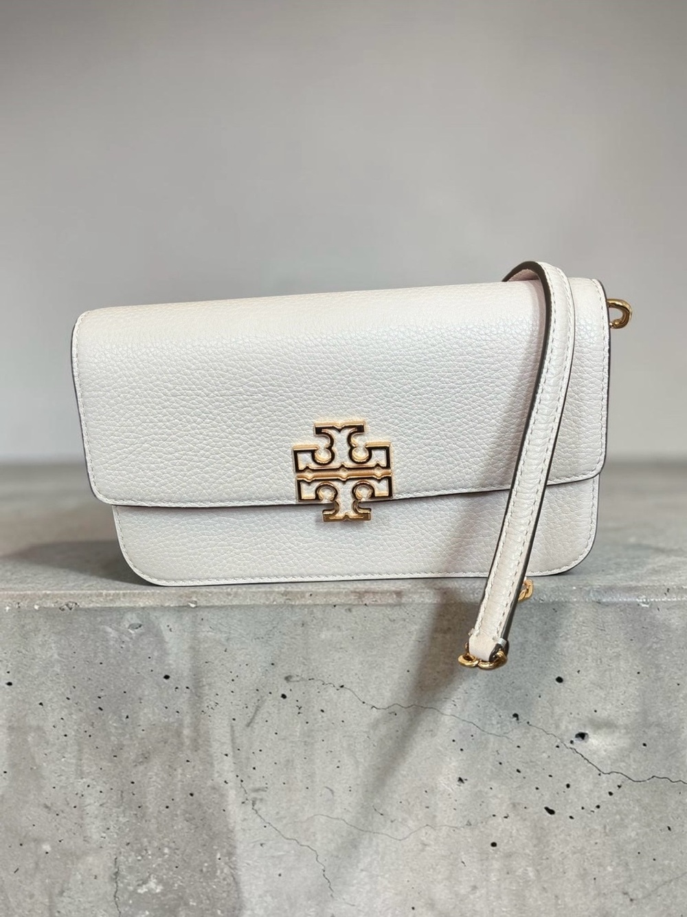 Tory Burch Mint Croc-Embossed Convertible Wallet Crossbody - Picture 3 of 3